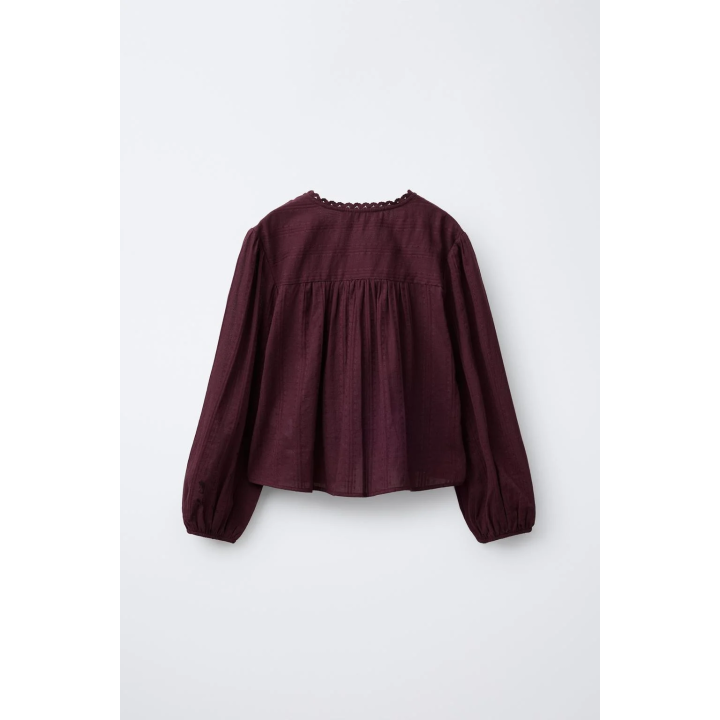 РУБАШКА В РОМАНТИЧЕСКОМ СТИЛЕ ИЗ РЕЛЬЕФНОЙ ТКАНИ