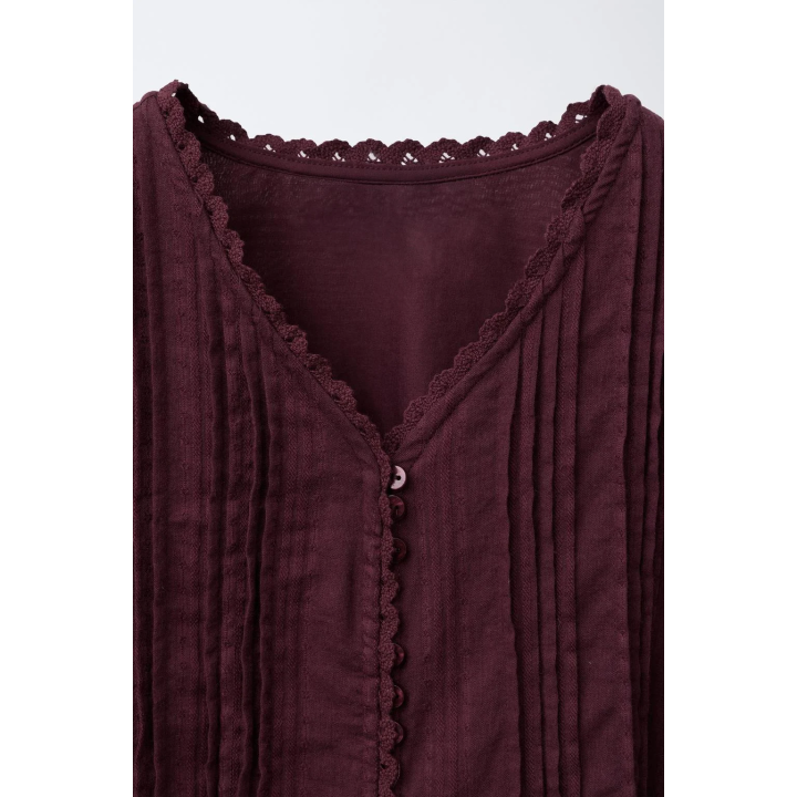 РУБАШКА В РОМАНТИЧЕСКОМ СТИЛЕ ИЗ РЕЛЬЕФНОЙ ТКАНИ