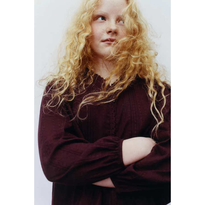 РУБАШКА В РОМАНТИЧЕСКОМ СТИЛЕ ИЗ РЕЛЬЕФНОЙ ТКАНИ