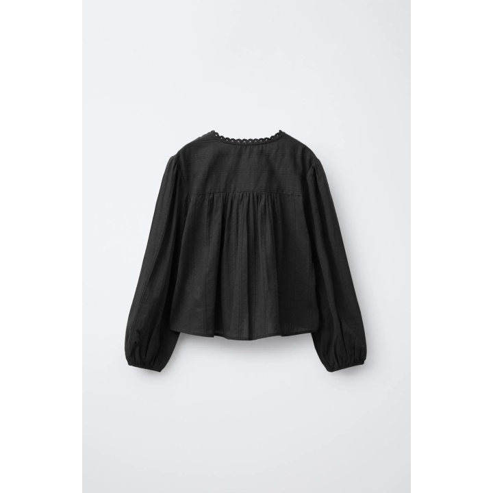 РУБАШКА В РОМАНТИЧЕСКОМ СТИЛЕ ИЗ РЕЛЬЕФНОЙ ТКАНИ