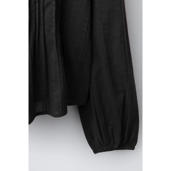 РУБАШКА В РОМАНТИЧЕСКОМ СТИЛЕ ИЗ РЕЛЬЕФНОЙ ТКАНИ