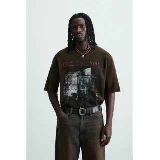 ТРИКОТАЖНАЯ ФУТБОЛКА С ПРИНТОМ И ЭФФЕКТОМ ПОТЕРТОСТИ