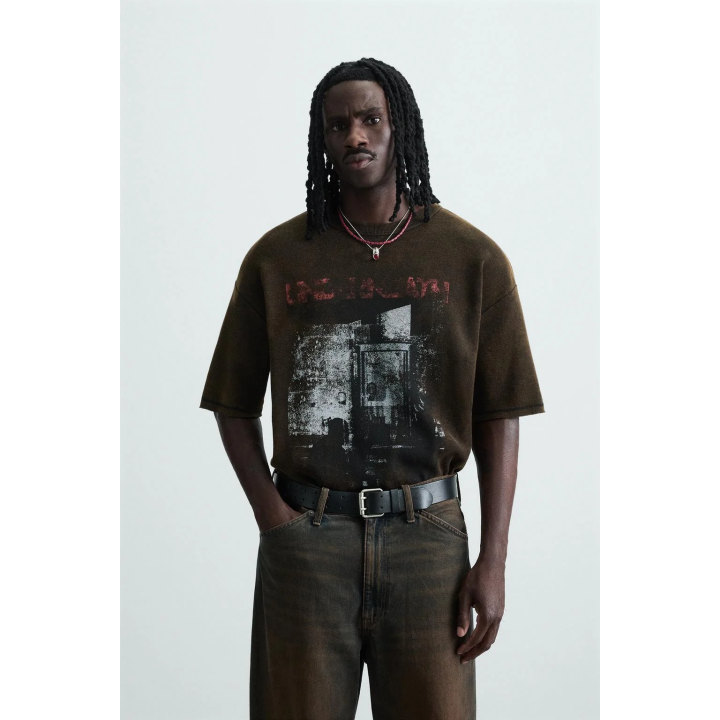 ТРИКОТАЖНАЯ ФУТБОЛКА С ПРИНТОМ И ЭФФЕКТОМ ПОТЕРТОСТИ