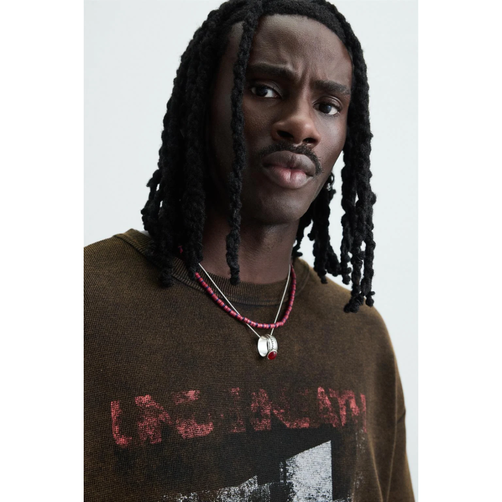 ТРИКОТАЖНАЯ ФУТБОЛКА С ПРИНТОМ И ЭФФЕКТОМ ПОТЕРТОСТИ