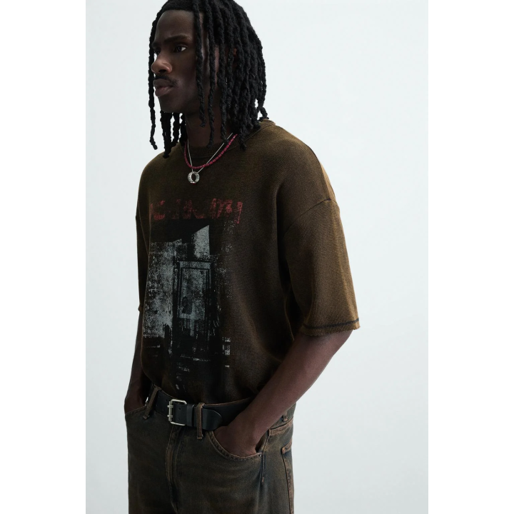 ТРИКОТАЖНАЯ ФУТБОЛКА С ПРИНТОМ И ЭФФЕКТОМ ПОТЕРТОСТИ