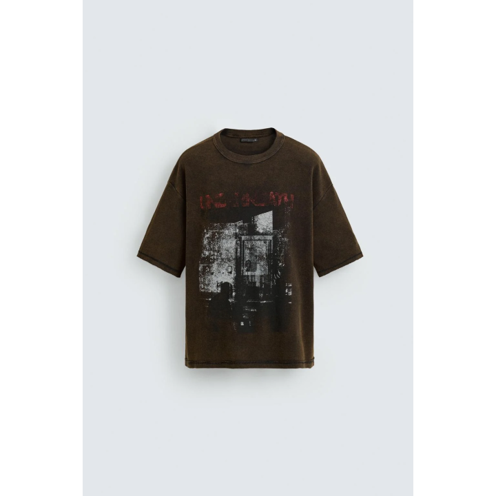 ТРИКОТАЖНАЯ ФУТБОЛКА С ПРИНТОМ И ЭФФЕКТОМ ПОТЕРТОСТИ