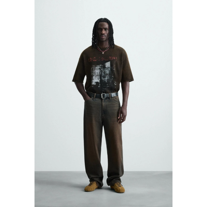 ТРИКОТАЖНАЯ ФУТБОЛКА С ПРИНТОМ И ЭФФЕКТОМ ПОТЕРТОСТИ