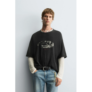 ТРИКОТАЖНАЯ ФУТБОЛКА С ПРИНТОМ И ЭФФЕКТОМ СТИРКИ