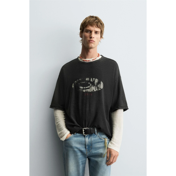 ТРИКОТАЖНАЯ ФУТБОЛКА С ПРИНТОМ И ЭФФЕКТОМ СТИРКИ