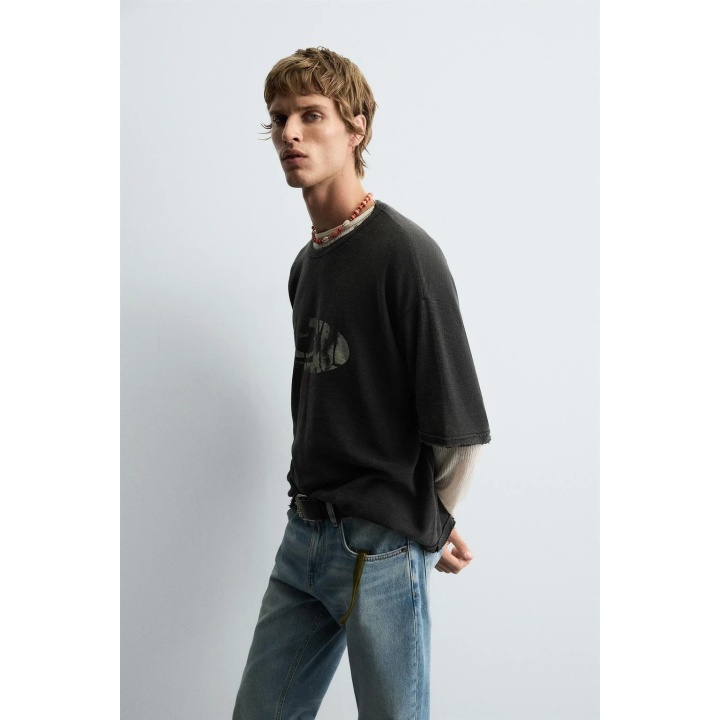 ТРИКОТАЖНАЯ ФУТБОЛКА С ПРИНТОМ И ЭФФЕКТОМ СТИРКИ