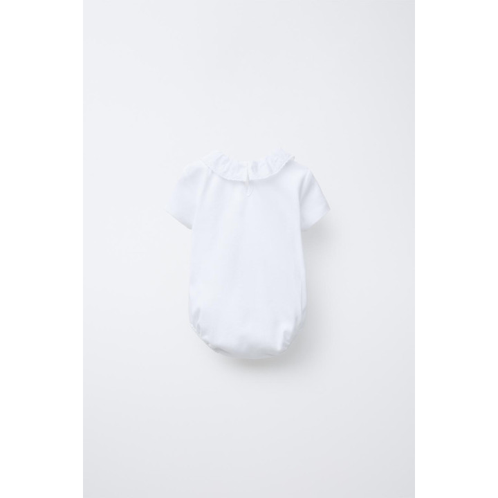 Боди с воротничком петер пэн и швейцарской вышивкой