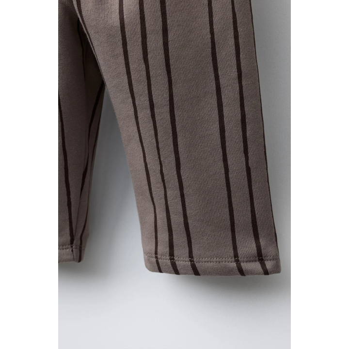 БРЮКИ В ПОЛОСКУ С НАШИВКОЙ