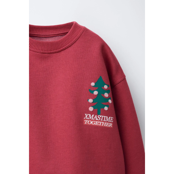 ТОЛСТОВКА С ДЕКОРИРОВАННЫМ ДЕРЕВОМ И РЕЛЬЕФНЫМ ПРИНТОМ