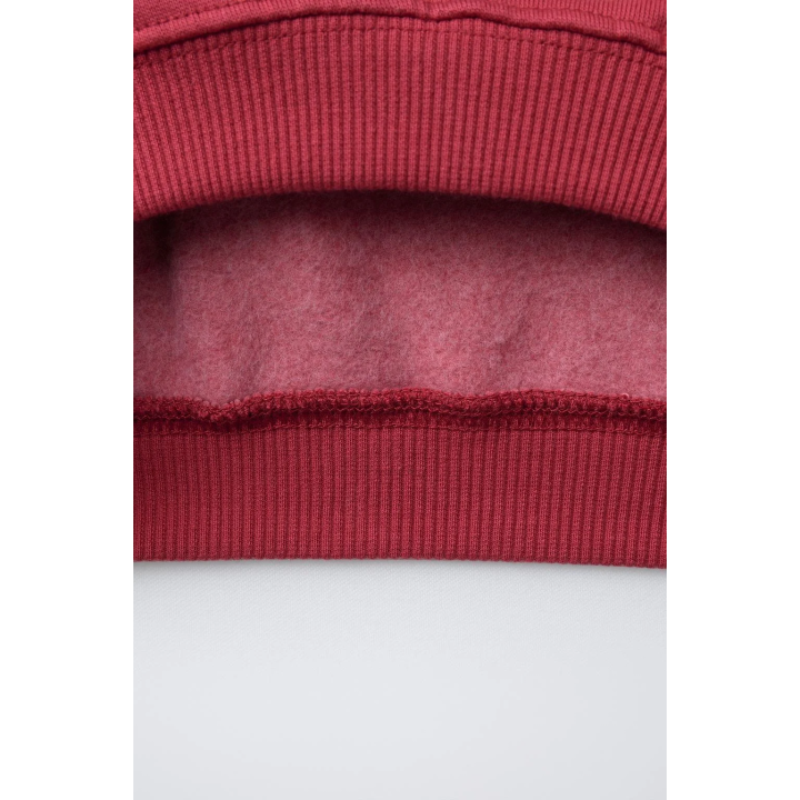 ТОЛСТОВКА С ДЕКОРИРОВАННЫМ ДЕРЕВОМ И РЕЛЬЕФНЫМ ПРИНТОМ