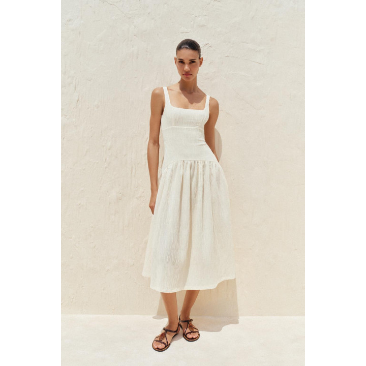 Платье с текстурой и бретельками