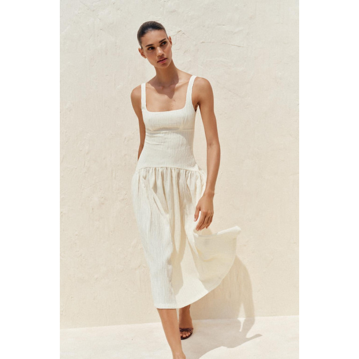 Платье с текстурой и бретельками