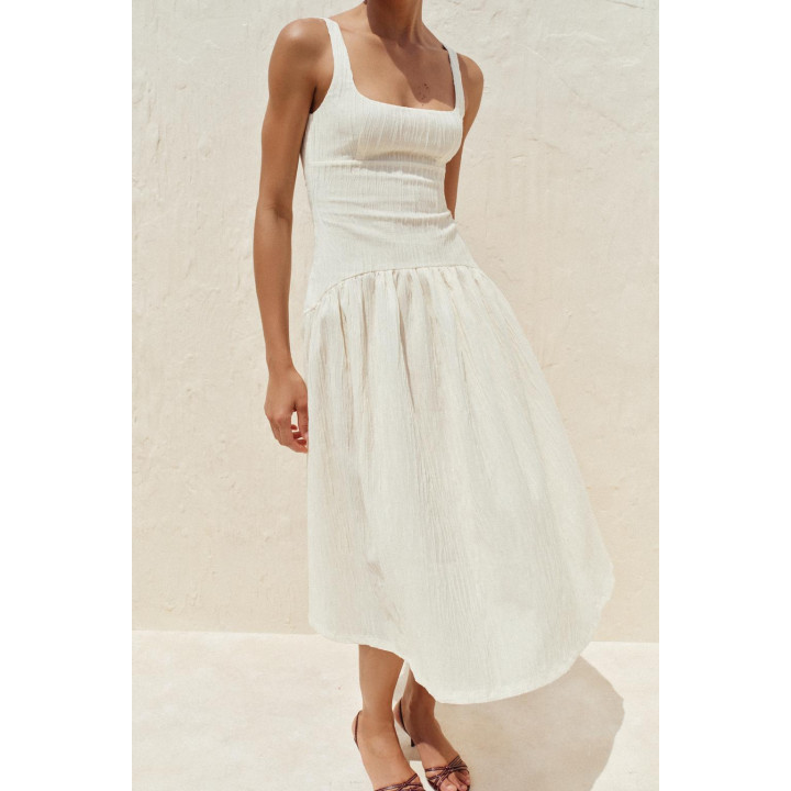 Платье с текстурой и бретельками