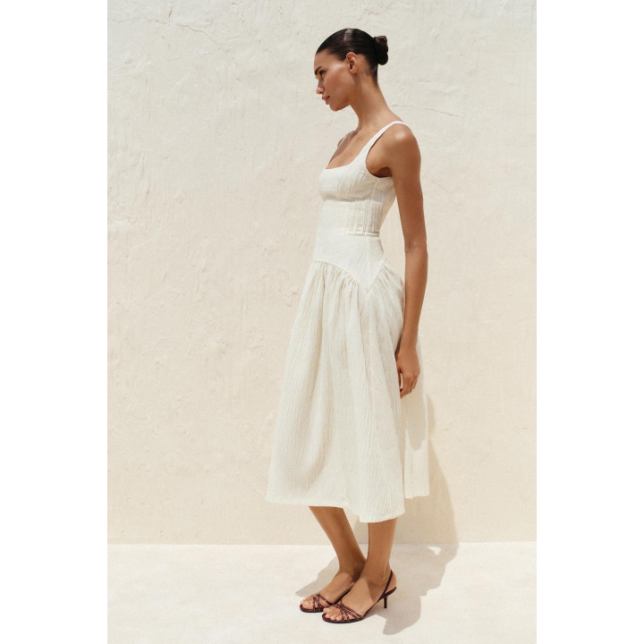 Платье с текстурой и бретельками