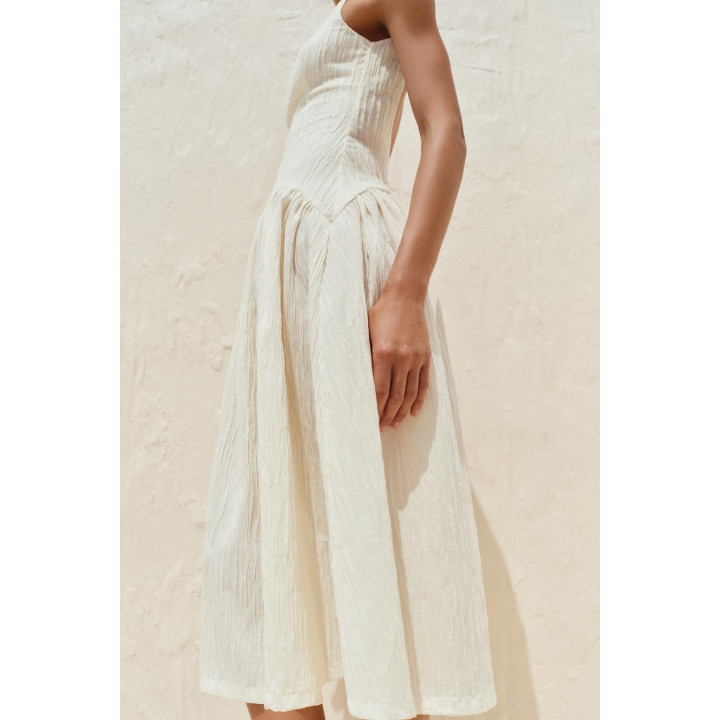 Платье с текстурой и бретельками