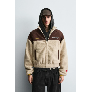 КУРТКА ИЗ ИСКУССТВЕННОЙ ОВЧИНЫ С КОНТРАСТНЫМИ ВСТАВКАМИ