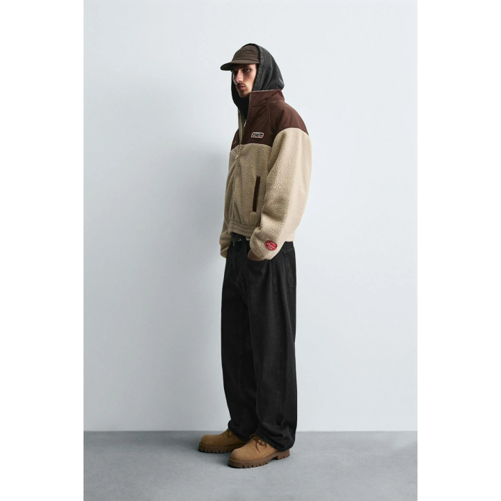 КУРТКА ИЗ ИСКУССТВЕННОЙ ОВЧИНЫ С КОНТРАСТНЫМИ ВСТАВКАМИ