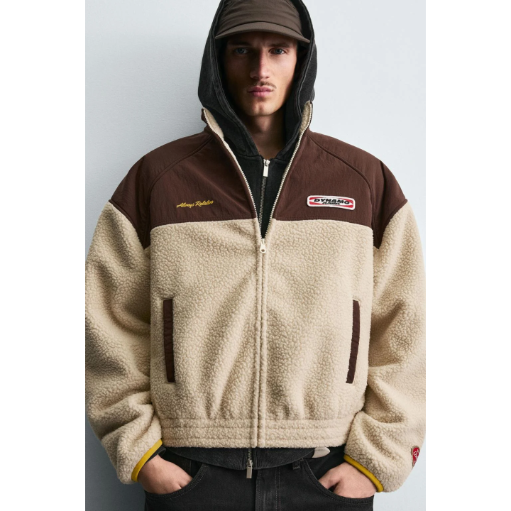 КУРТКА ИЗ ИСКУССТВЕННОЙ ОВЧИНЫ С КОНТРАСТНЫМИ ВСТАВКАМИ