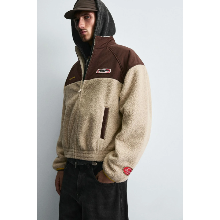 КУРТКА ИЗ ИСКУССТВЕННОЙ ОВЧИНЫ С КОНТРАСТНЫМИ ВСТАВКАМИ