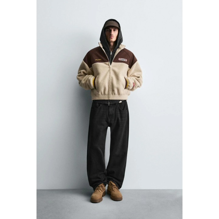 КУРТКА ИЗ ИСКУССТВЕННОЙ ОВЧИНЫ С КОНТРАСТНЫМИ ВСТАВКАМИ