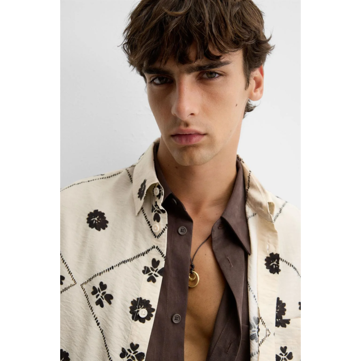 РУБАШКА С КОНТРАСТНЫМ ПРИНТОМ