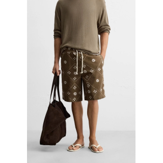 ШОРТЫ-БЕРМУДЫ С КОНТРАСТНЫМ ПРИНТОМ