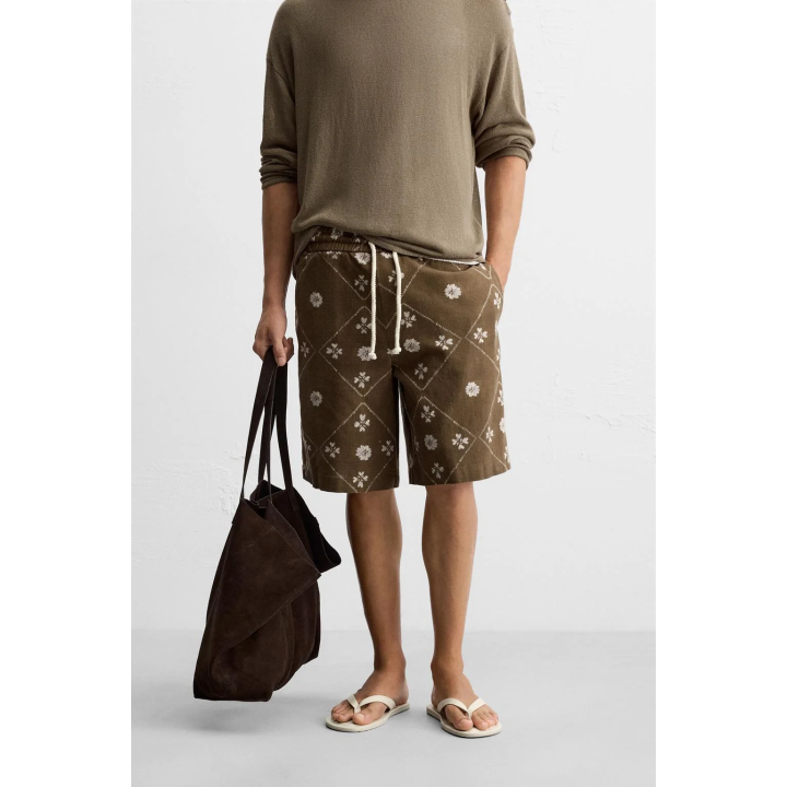 ШОРТЫ-БЕРМУДЫ С КОНТРАСТНЫМ ПРИНТОМ