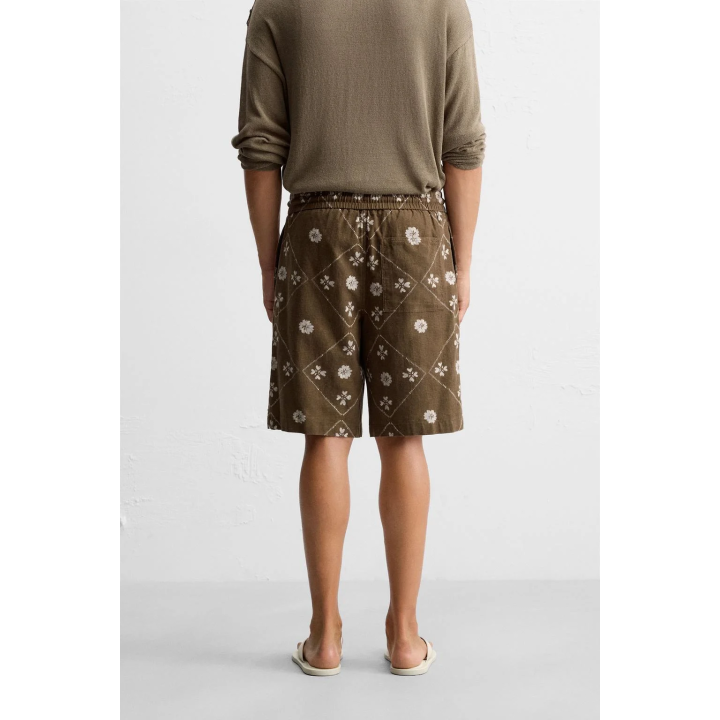 ШОРТЫ-БЕРМУДЫ С КОНТРАСТНЫМ ПРИНТОМ