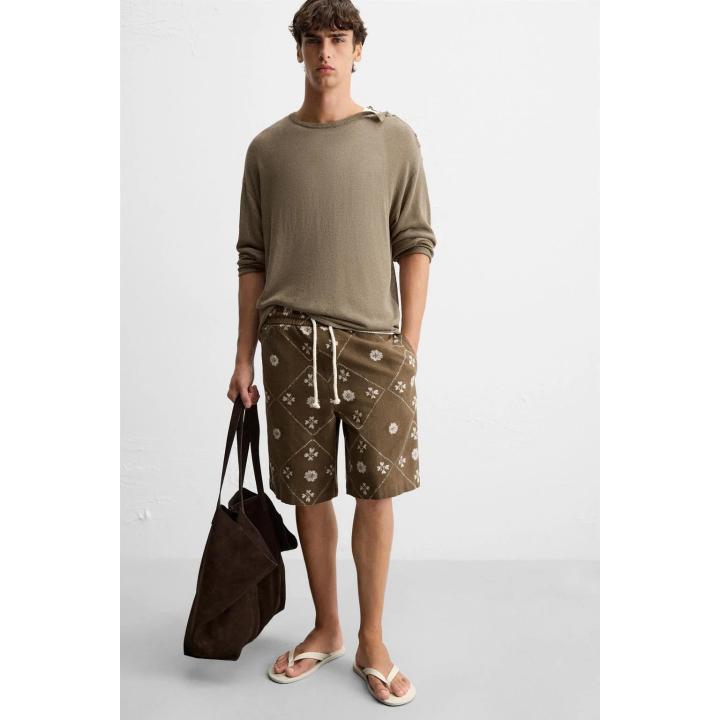 ШОРТЫ-БЕРМУДЫ С КОНТРАСТНЫМ ПРИНТОМ