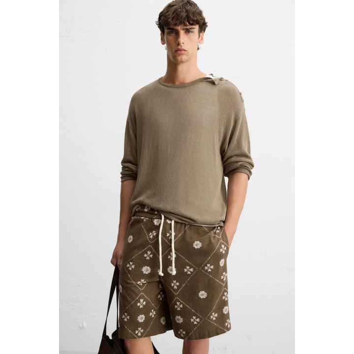 ШОРТЫ-БЕРМУДЫ С КОНТРАСТНЫМ ПРИНТОМ