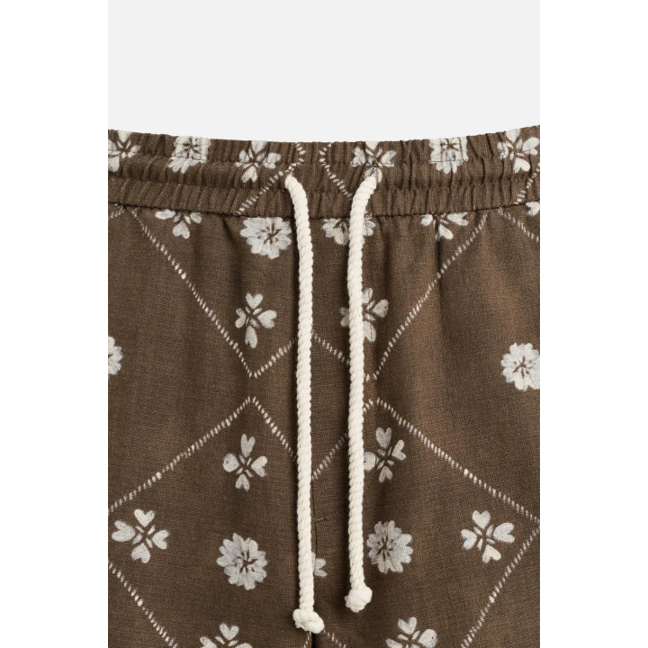 ШОРТЫ-БЕРМУДЫ С КОНТРАСТНЫМ ПРИНТОМ