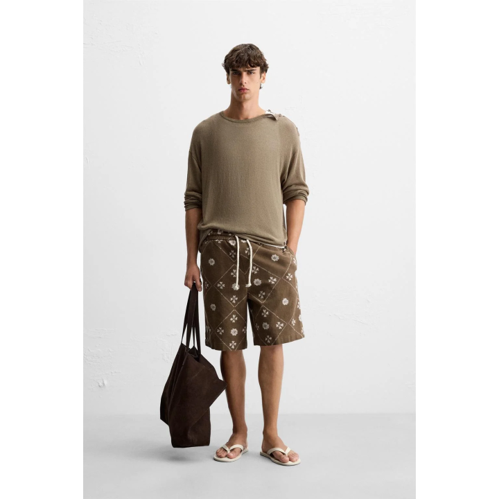 ШОРТЫ-БЕРМУДЫ С КОНТРАСТНЫМ ПРИНТОМ