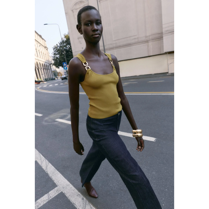 ТРИКОТАЖНЫЙ ТОП С МЕТАЛЛИЧЕСКОЙ ОТДЕЛКОЙ