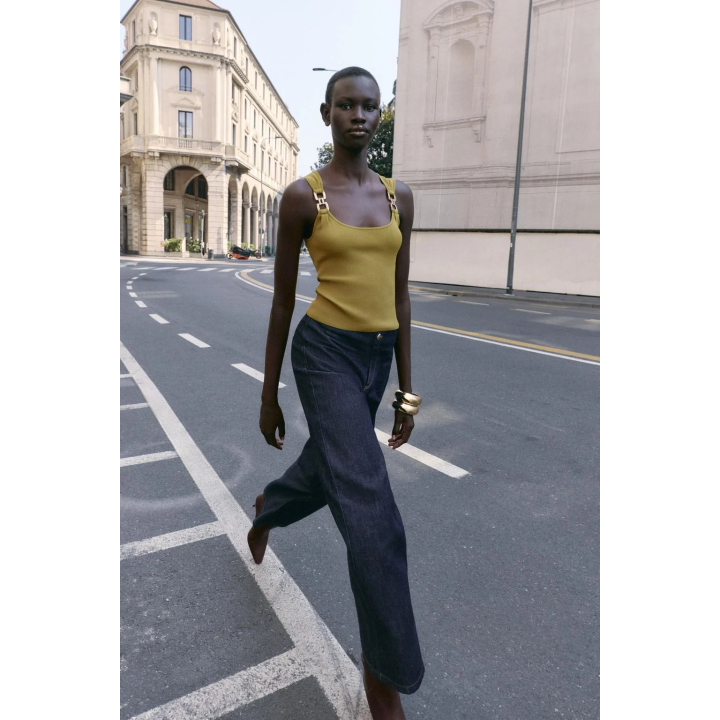 ТРИКОТАЖНЫЙ ТОП С МЕТАЛЛИЧЕСКОЙ ОТДЕЛКОЙ