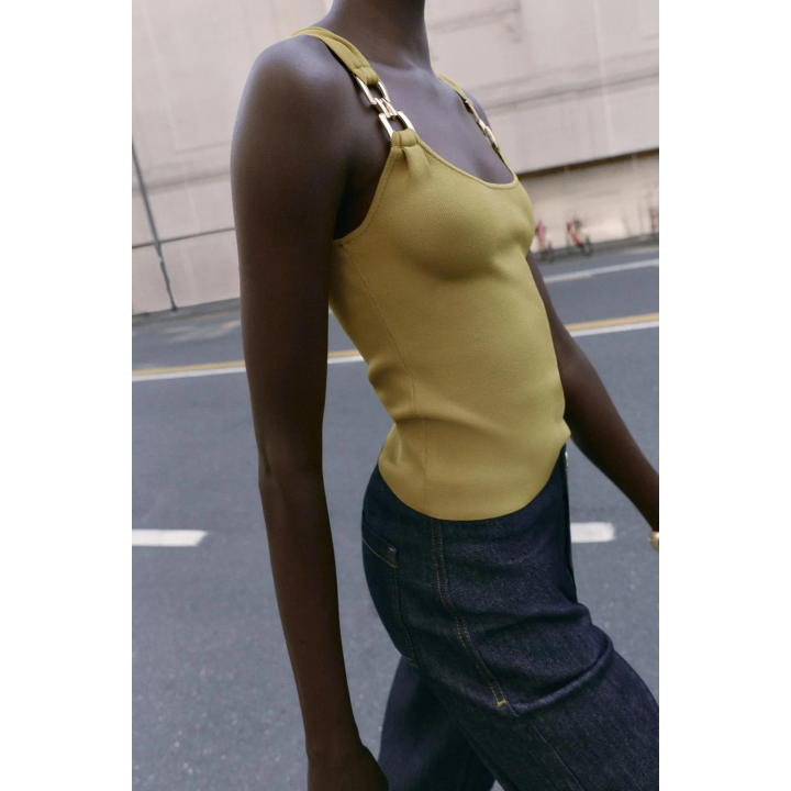 ТРИКОТАЖНЫЙ ТОП С МЕТАЛЛИЧЕСКОЙ ОТДЕЛКОЙ