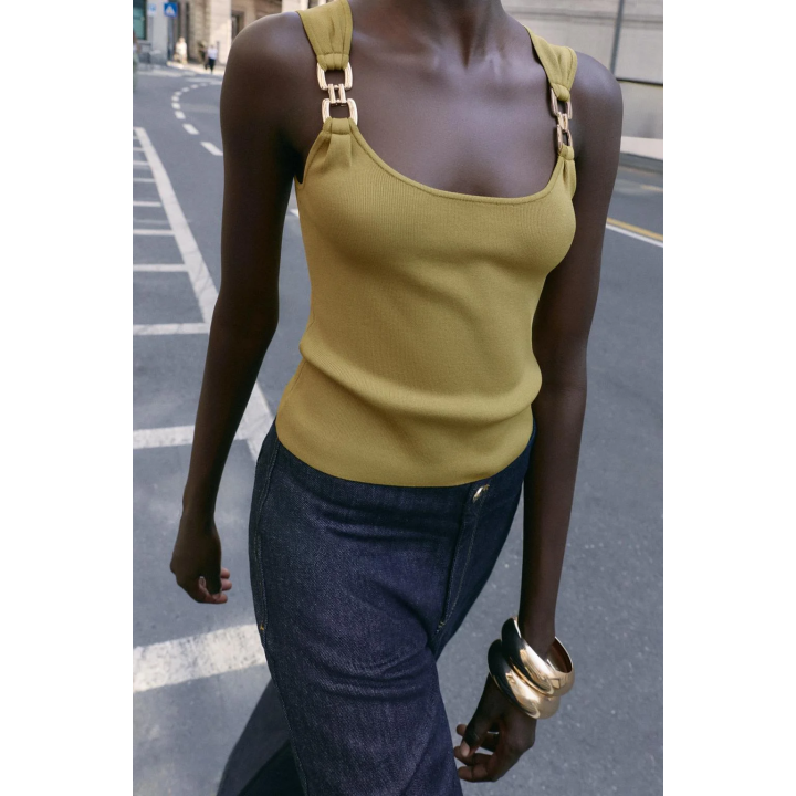 ТРИКОТАЖНЫЙ ТОП С МЕТАЛЛИЧЕСКОЙ ОТДЕЛКОЙ