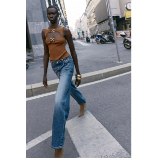 ТРИКОТАЖНЫЙ ТОП С ДЕКОРАТИВНЫМИ ВЫРЕЗАМИ И МЕТАЛЛИЧЕСКОЙ ОТДЕЛКОЙ