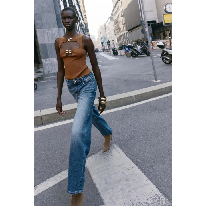 ТРИКОТАЖНЫЙ ТОП С ДЕКОРАТИВНЫМИ ВЫРЕЗАМИ И МЕТАЛЛИЧЕСКОЙ ОТДЕЛКОЙ