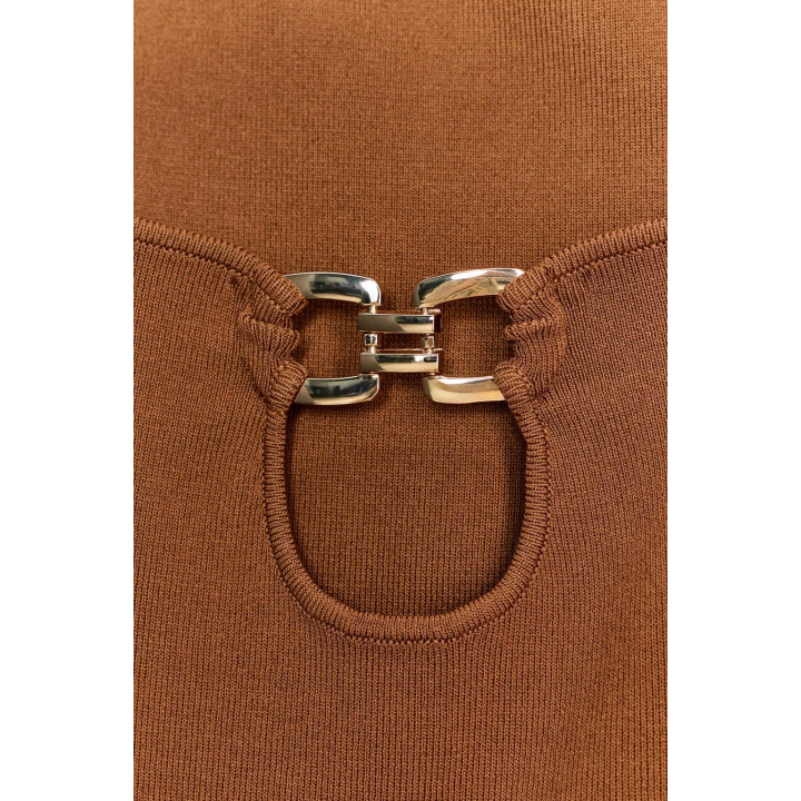 ТРИКОТАЖНЫЙ ТОП С ДЕКОРАТИВНЫМИ ВЫРЕЗАМИ И МЕТАЛЛИЧЕСКОЙ ОТДЕЛКОЙ