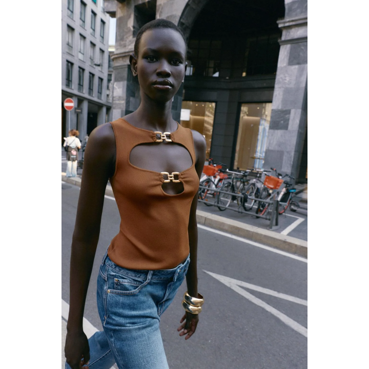 ТРИКОТАЖНЫЙ ТОП С ДЕКОРАТИВНЫМИ ВЫРЕЗАМИ И МЕТАЛЛИЧЕСКОЙ ОТДЕЛКОЙ