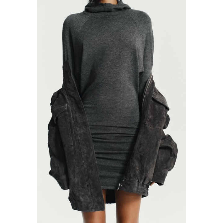 ТРИКОТАЖНОЕ МИНИ-ПЛАТЬЕ С КАПЮШОНОМ