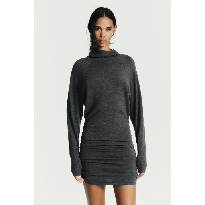 ТРИКОТАЖНОЕ МИНИ-ПЛАТЬЕ С КАПЮШОНОМ