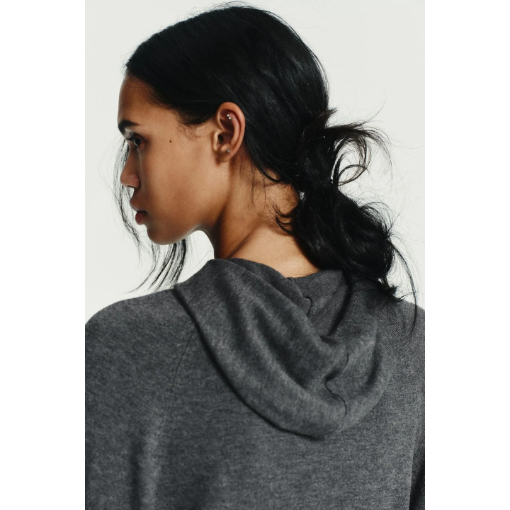 ТРИКОТАЖНОЕ МИНИ-ПЛАТЬЕ С КАПЮШОНОМ