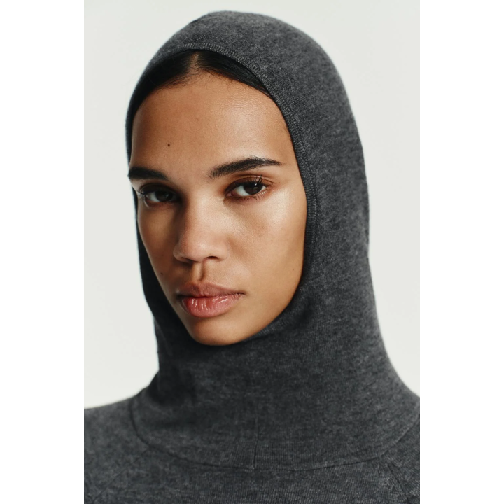 ТРИКОТАЖНОЕ МИНИ-ПЛАТЬЕ С КАПЮШОНОМ