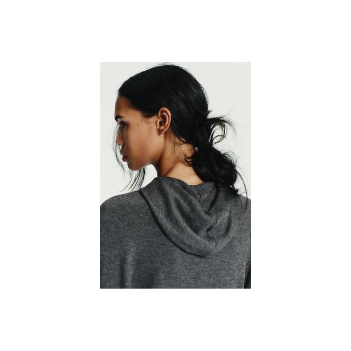 ТРИКОТАЖНОЕ МИНИ-ПЛАТЬЕ С КАПЮШОНОМ