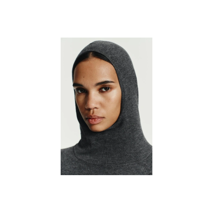 ТРИКОТАЖНОЕ МИНИ-ПЛАТЬЕ С КАПЮШОНОМ